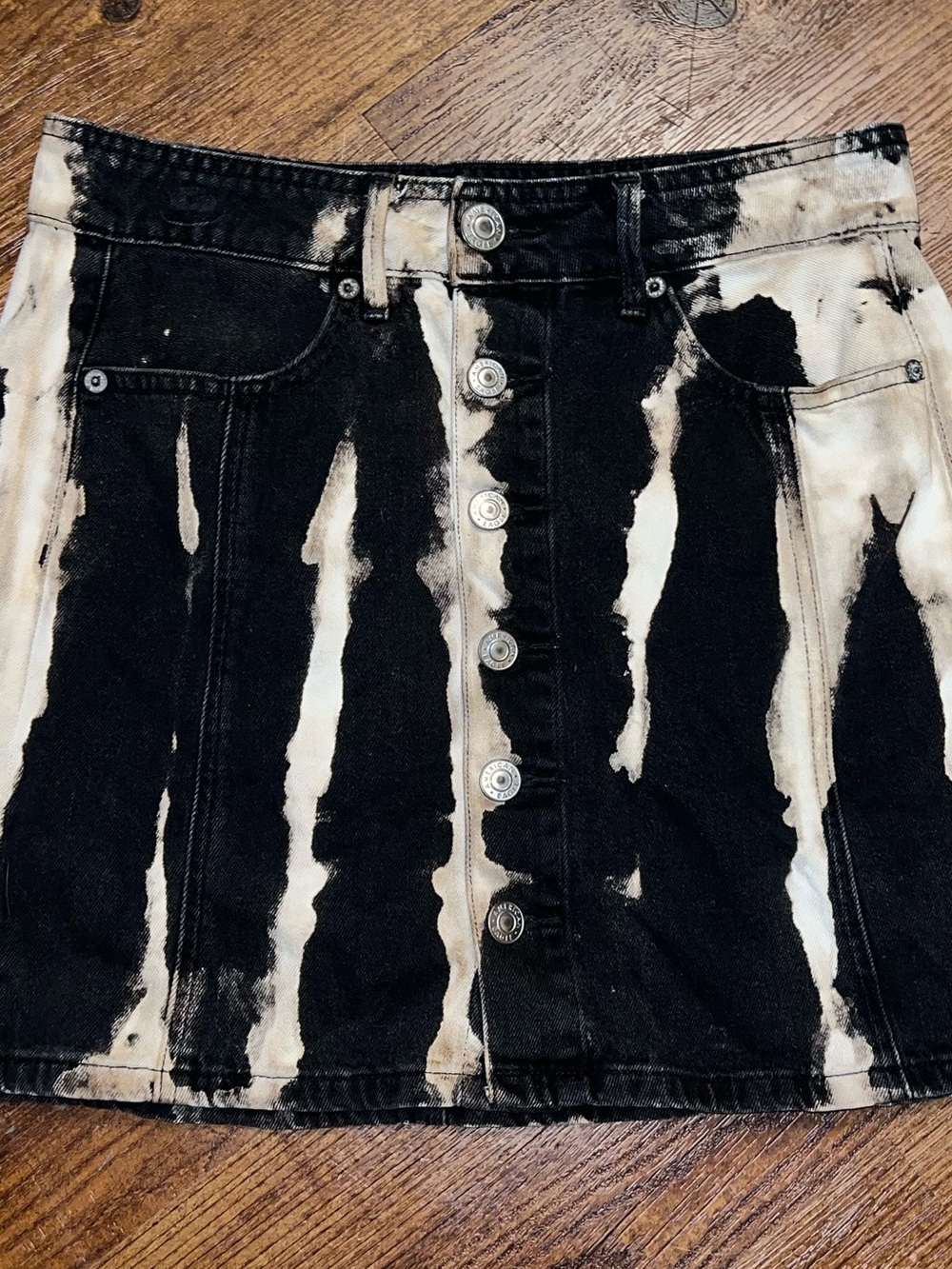 American Eagle Moto Denim Black Button Front 90’s Grunge Goth Mini Skirt Size 2 - Picture 4 of 6